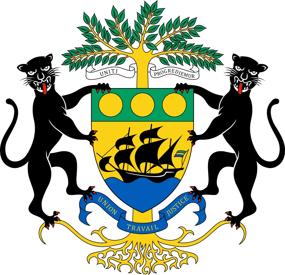 Les armoiries de la République gabonaise : un écu vert, jaune et bleu portant un navire, sous un okoumé, soutenu à gauche et à droite par deux panthères noires