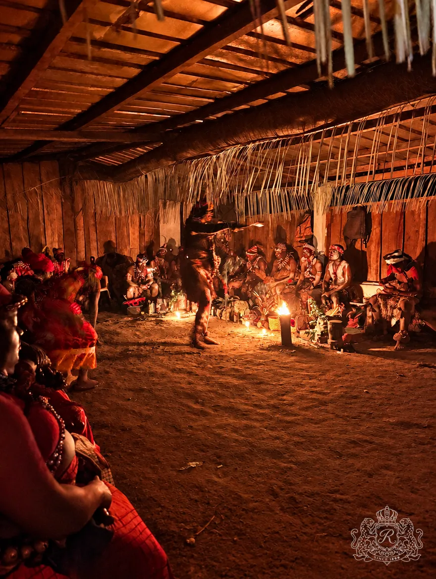 Danseur en mouvement près des flammes au centre du temple, initiés assis le long des parois