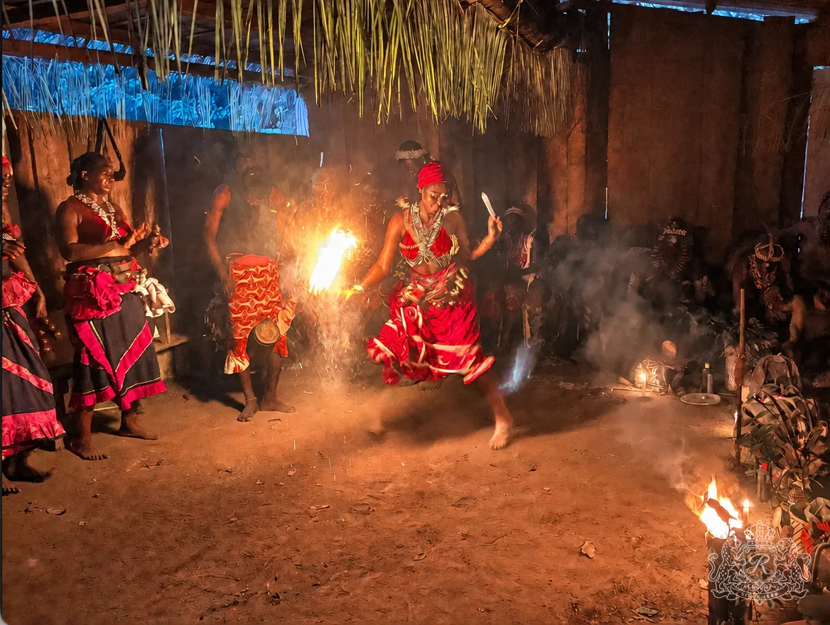 Danseuse en robe rouge bondissant près du feu, étincelles et fumée dans le temple