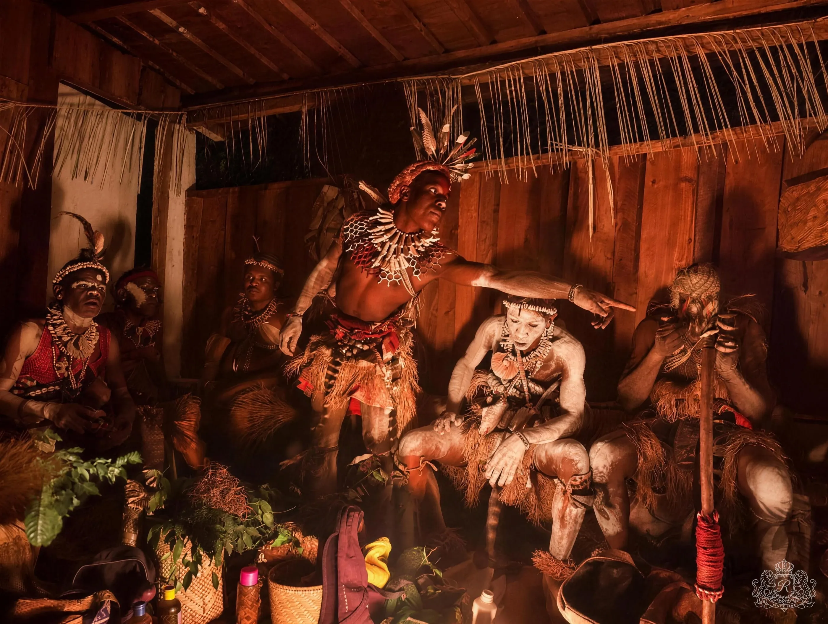 Veillée du Bwiti dans le temple : le nganga et les initiés peints de kaolin, à la lueur du feu