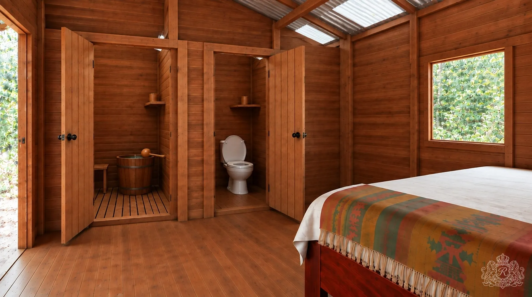 La douche au seau traditionnelle en bois avec sa louche, et le petit WC