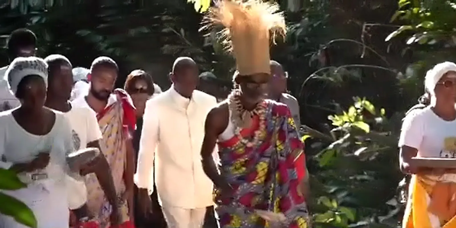 Le cortège vers la sépulture royale en mars 2025, ouvert par Jacques Makaya Zimamo coiffé de raphia