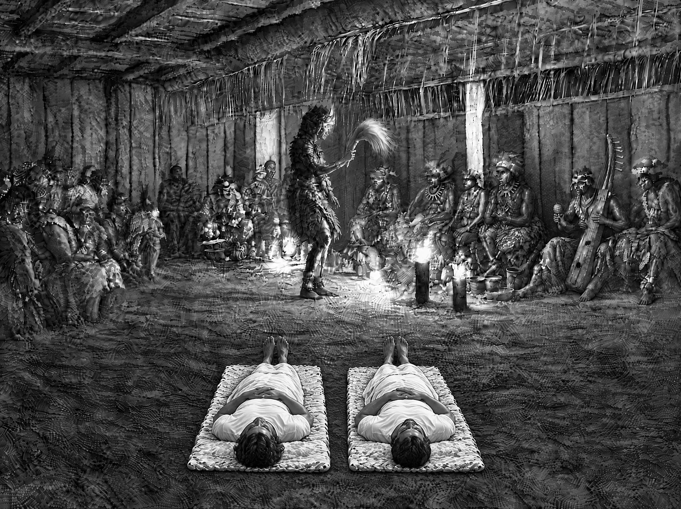 Gravure : la nuit, à la lueur des torches Mopeto, deux voyageurs allongés côte à côte sur des matelas dans le temple, entourés des Ngangas assis sur les bancs qui longent tout le temple, les hommes à gauche, les femmes à droite, le Sokè et le ngombi