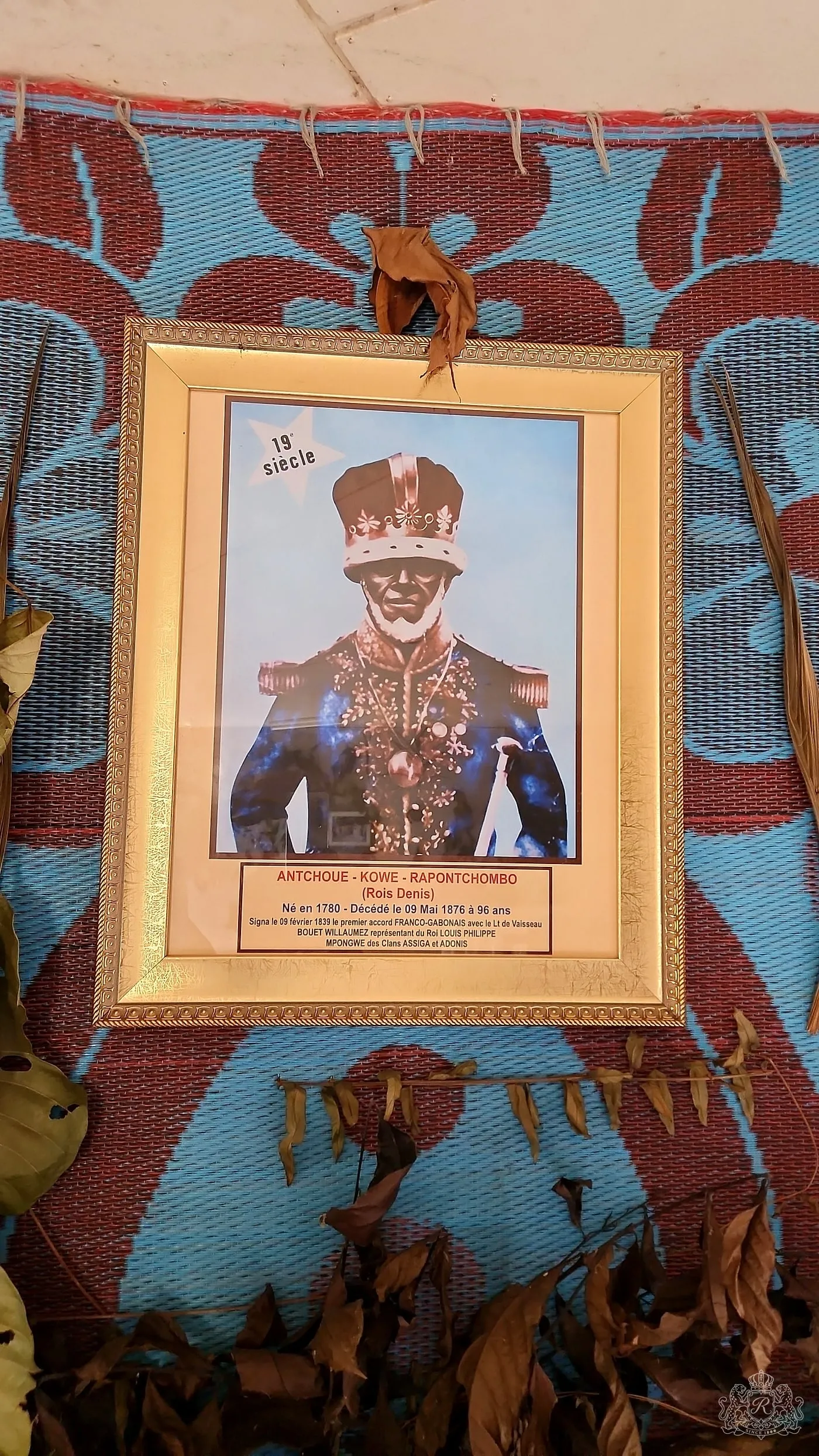 Portrait encadré du roi Denis couronné, en uniforme bleu brodé