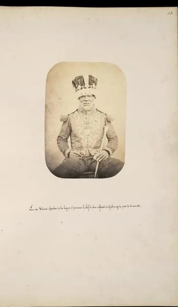 Portrait du roi Denis couronné en uniforme à épaulettes, légende calligraphiée sous le tirage