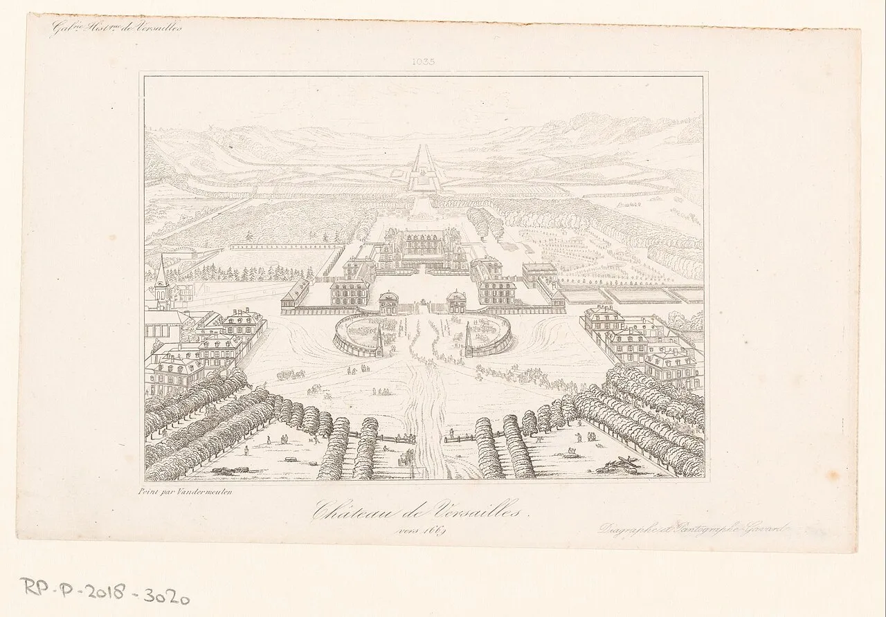 Vue à vol d'oiseau du château de Versailles : la cour royale, les ailes du palais et les jardins s'étendant vers l'horizon